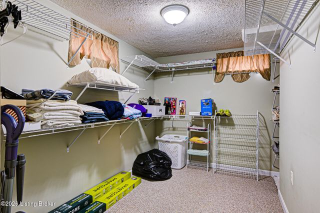 4926 Determine Ln, Louisville, KY 40216