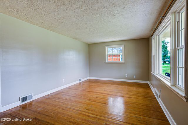 4926 Determine Ln, Louisville, KY 40216