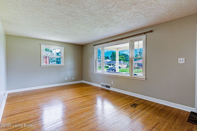 4926 Determine Ln, Louisville, KY 40216