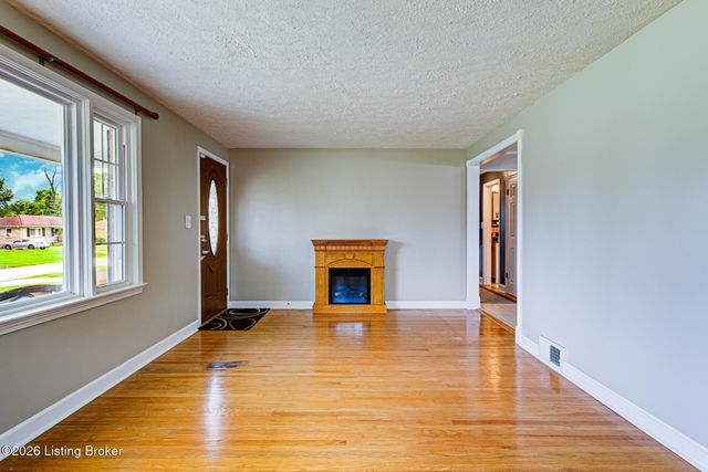 4926 Determine Ln, Louisville, KY 40216