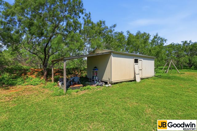 152 E County Road 304, Jourdanton, TX 78026