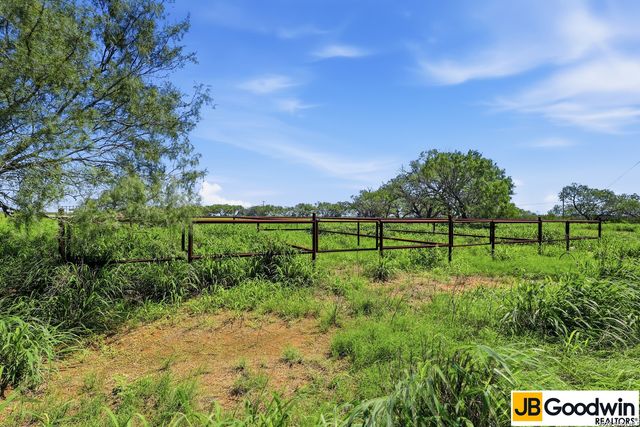 152 E County Road 304, Jourdanton, TX 78026