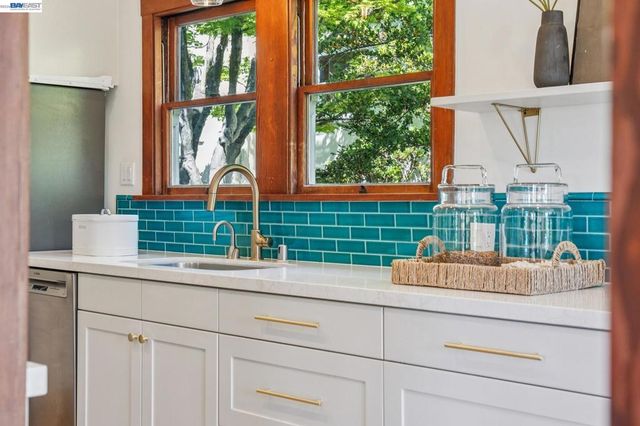 285 Adams St, Oakland, CA 94610