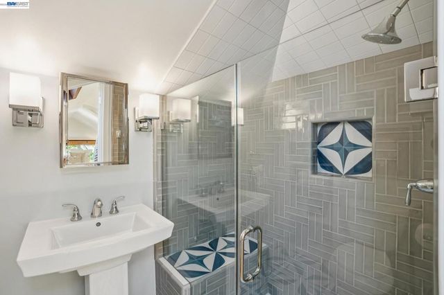 285 Adams St, Oakland, CA 94610