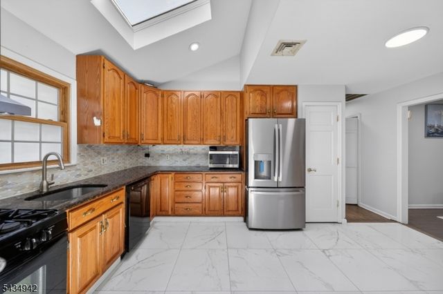 36 Aylin St, Metuchen Boro, NJ 08840