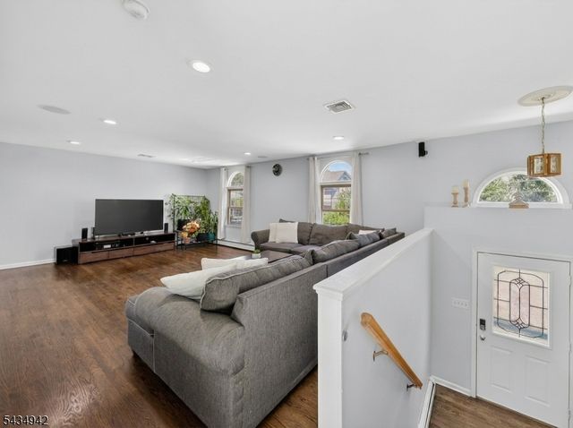 36 Aylin St, Metuchen Boro, NJ 08840