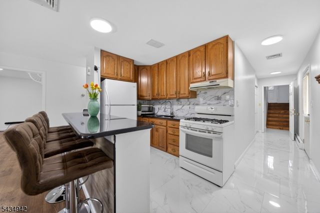 36 Aylin St, Metuchen Boro, NJ 08840