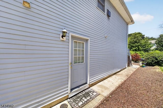 36 Aylin St, Metuchen Boro, NJ 08840
