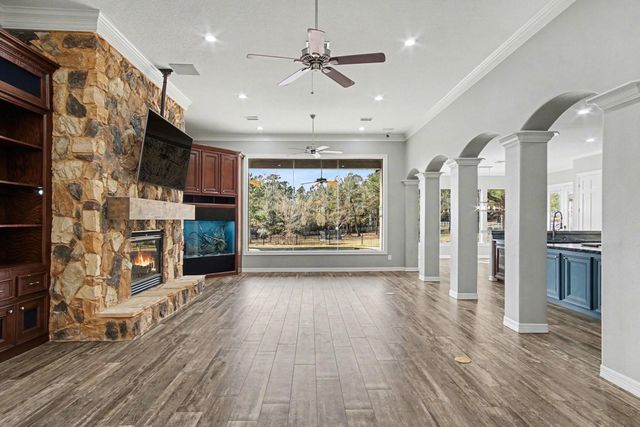 15569 Crown Oaks Drive, Montgomery, TX 77316