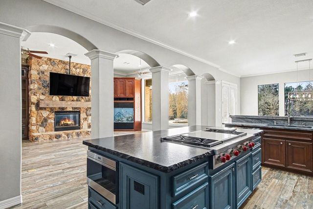 15569 Crown Oaks Drive, Montgomery, TX 77316