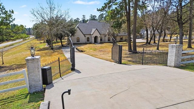 15569 Crown Oaks Drive, Montgomery, TX 77316