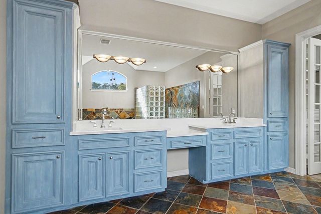 15569 Crown Oaks Drive, Montgomery, TX 77316