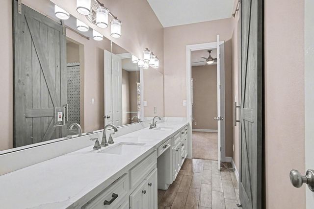 15569 Crown Oaks Drive, Montgomery, TX 77316