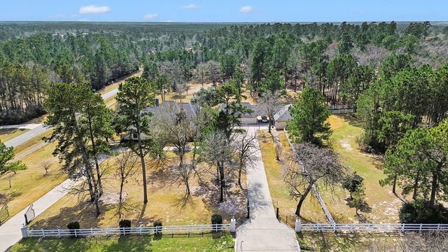 15569 Crown Oaks Drive, Montgomery, TX 77316