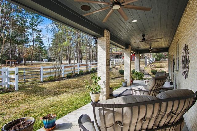 15569 Crown Oaks Drive, Montgomery, TX 77316