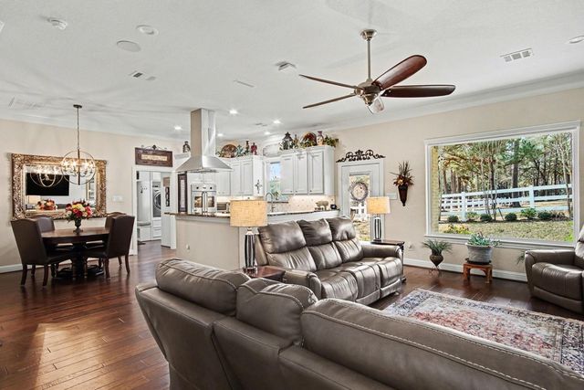 15569 Crown Oaks Drive, Montgomery, TX 77316