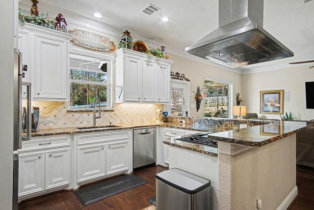 15569 Crown Oaks Drive, Montgomery, TX 77316