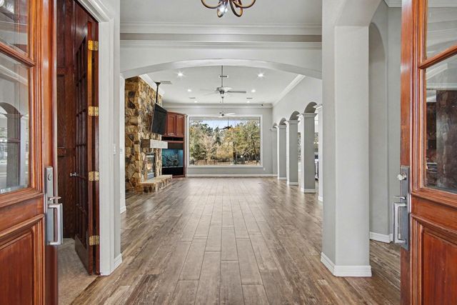 15569 Crown Oaks Drive, Montgomery, TX 77316