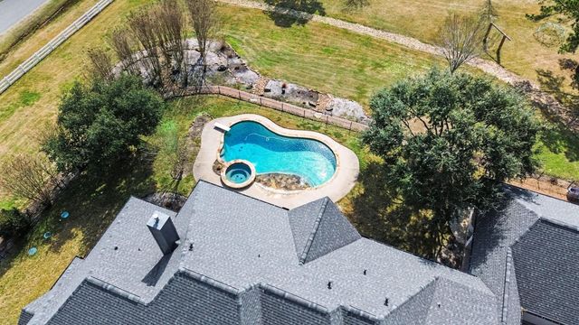 15569 Crown Oaks Drive, Montgomery, TX 77316