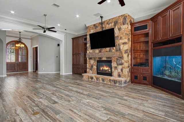 15569 Crown Oaks Drive, Montgomery, TX 77316