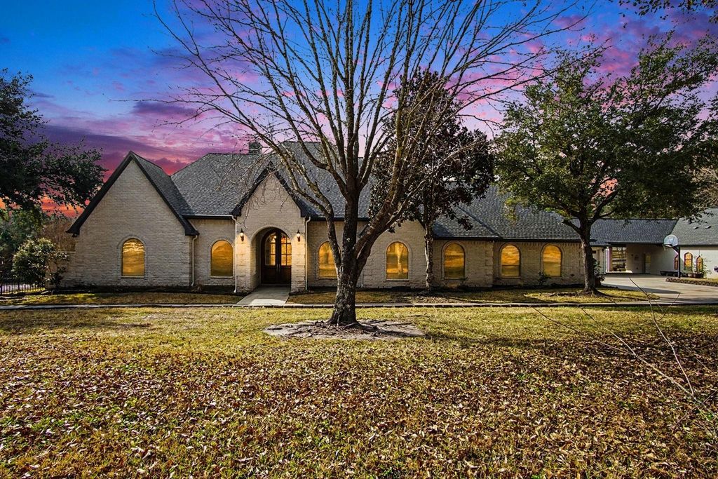 15569 Crown Oaks Drive, Montgomery, TX 77316