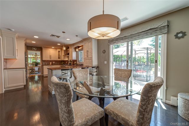 38 Shinnecock Lane, East Islip, NY 11730