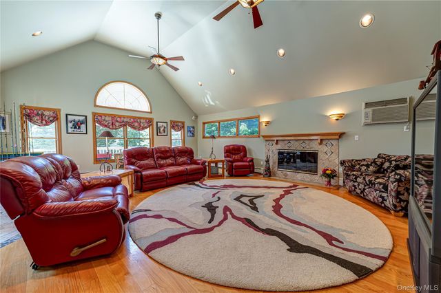 38 Shinnecock Lane, East Islip, NY 11730