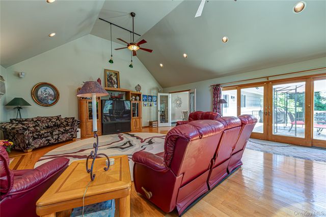 38 Shinnecock Lane, East Islip, NY 11730