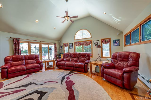 38 Shinnecock Lane, East Islip, NY 11730