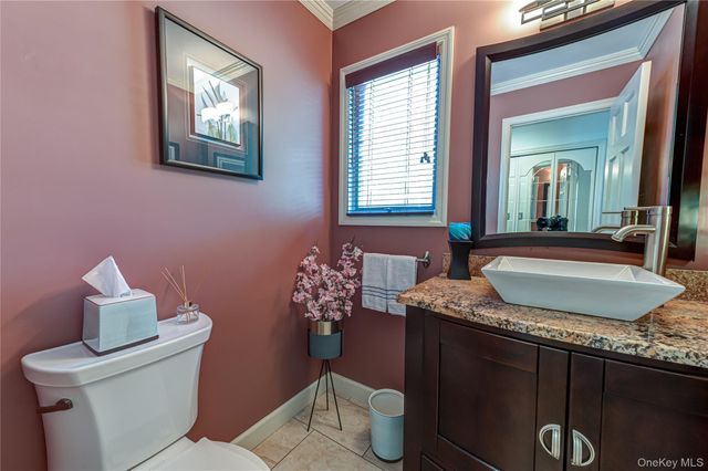 38 Shinnecock Lane, East Islip, NY 11730