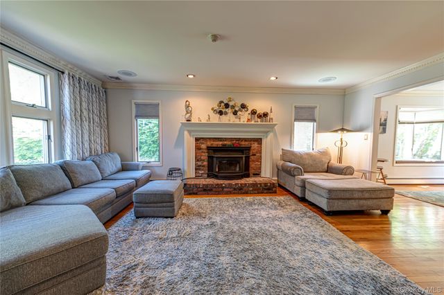 38 Shinnecock Lane, East Islip, NY 11730