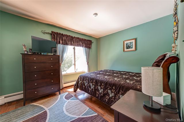 38 Shinnecock Lane, East Islip, NY 11730