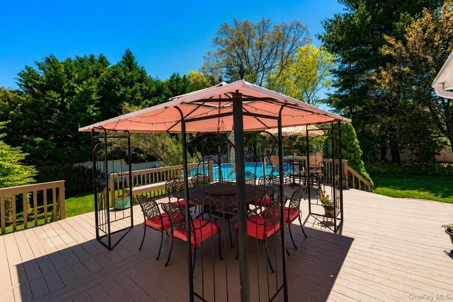 38 Shinnecock Lane, East Islip, NY 11730