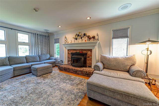 38 Shinnecock Lane, East Islip, NY 11730