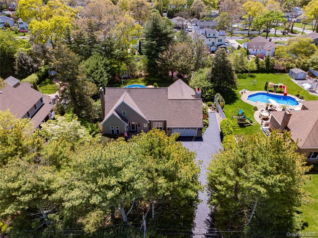 38 Shinnecock Lane, East Islip, NY 11730