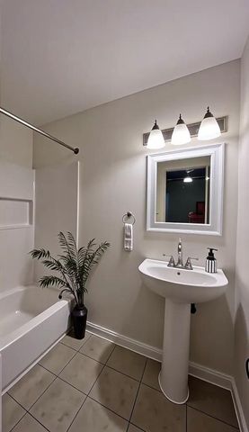 1023 W Snyder St, Alvin, TX 77511