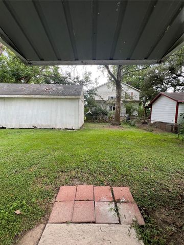 1023 W Snyder St, Alvin, TX 77511