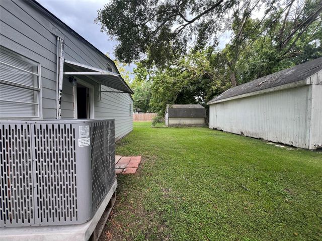 1023 W Snyder St, Alvin, TX 77511