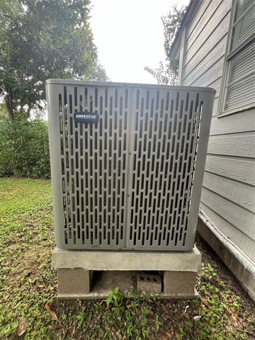 1023 W Snyder St, Alvin, TX 77511
