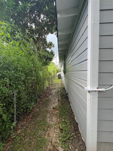 1023 W Snyder St, Alvin, TX 77511