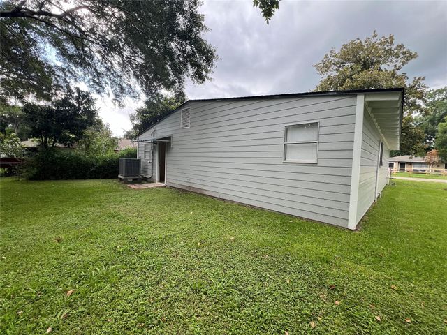 1023 W Snyder St, Alvin, TX 77511