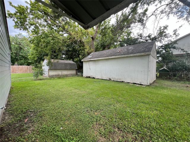 1023 W Snyder St, Alvin, TX 77511