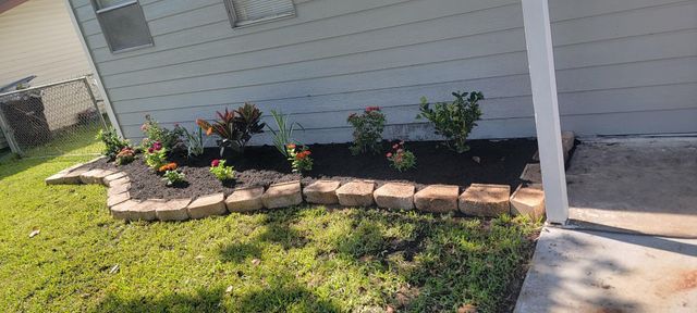 1023 W Snyder St, Alvin, TX 77511