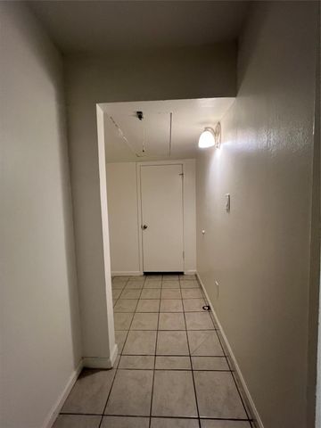 1023 W Snyder St, Alvin, TX 77511