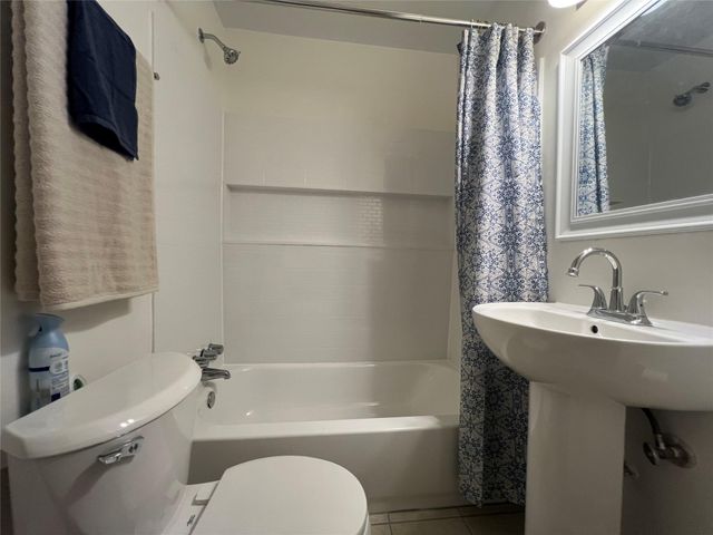 1023 W Snyder St, Alvin, TX 77511