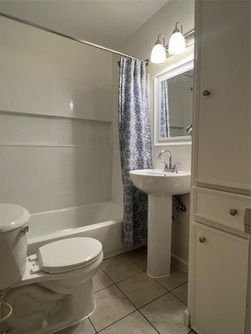 1023 W Snyder St, Alvin, TX 77511