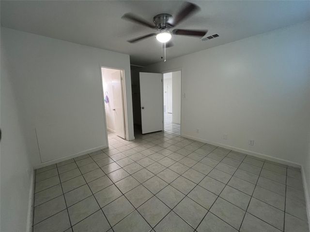 1023 W Snyder St, Alvin, TX 77511