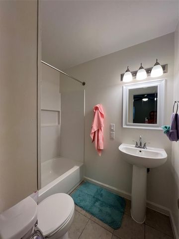 1023 W Snyder St, Alvin, TX 77511