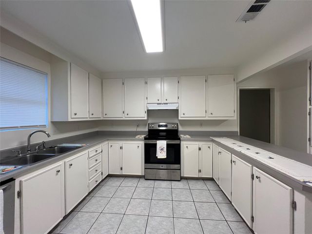 1023 W Snyder St, Alvin, TX 77511