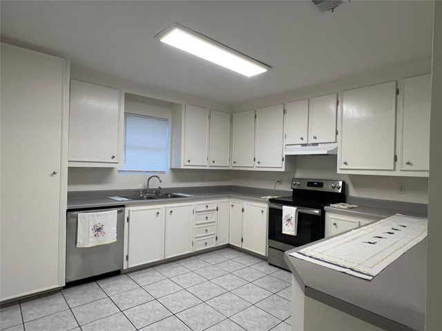 1023 W Snyder St, Alvin, TX 77511